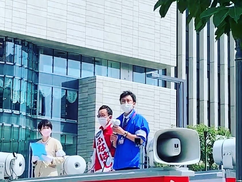 街頭演説を行う青山ひろあき
